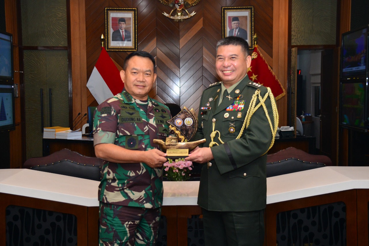 Jenderal TNI Dudung Mendapat Kunjungan dari Atase Pertahanan Duta Besar Filipina, Selasa (15/03/2022), (V24/AL)