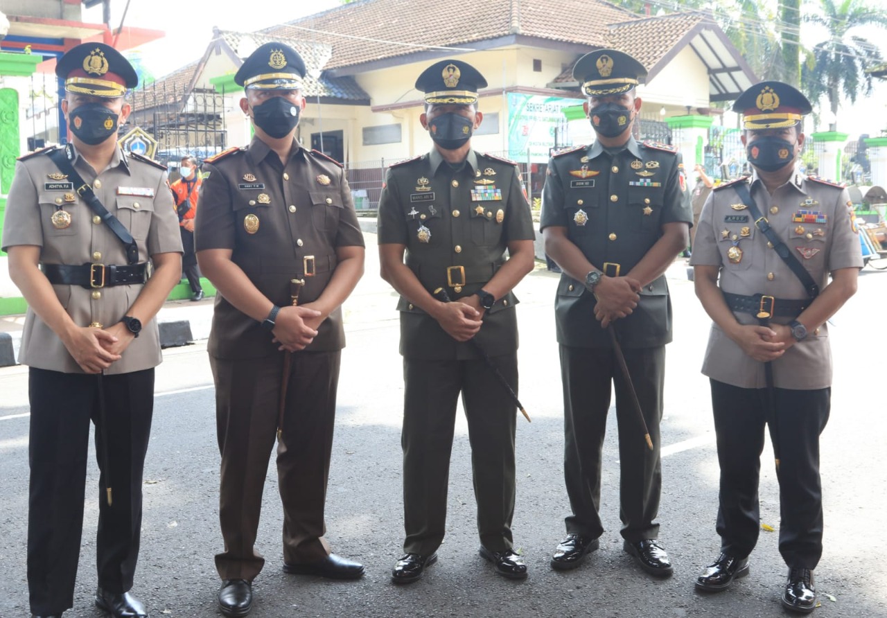 Satuan Polisi Menatap Lensa Kamera, Rabu (16/03/2022), (V24/Madli)