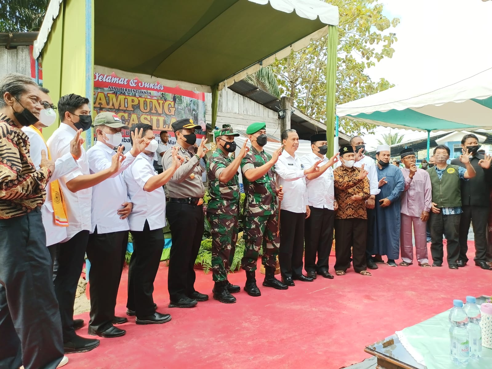 Masyarakat dan TNI Menunjukan 3(Tiga) Jarinya, Rabu (16/03/2022), (V24/AL)