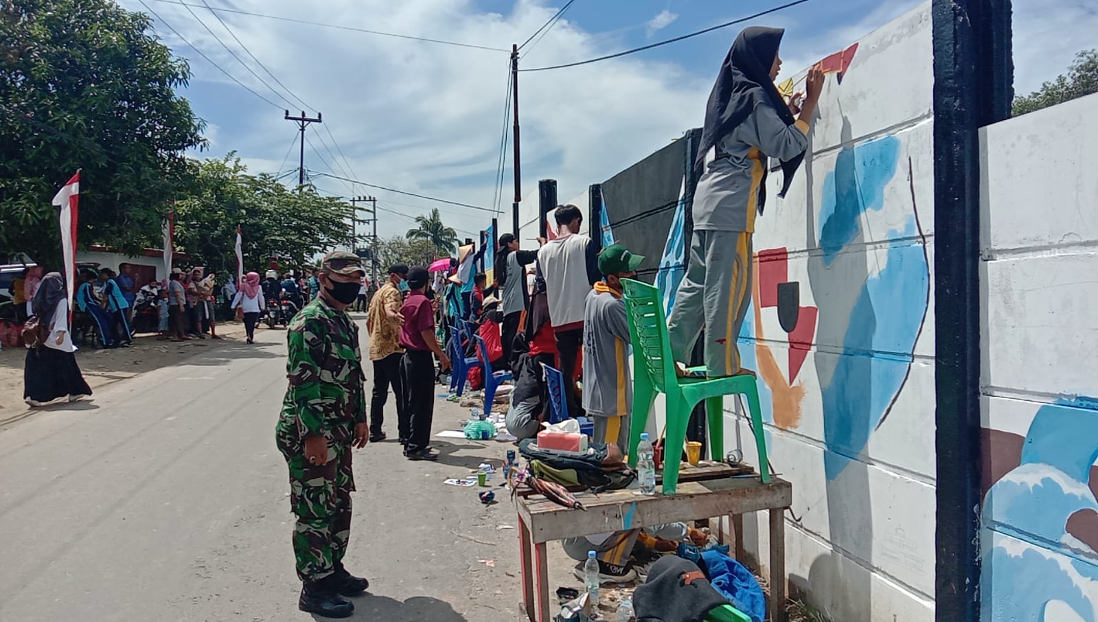 Puluhan Pelajar Melukis di Tembok, Rabu (16/03/2022), (V24/AL)