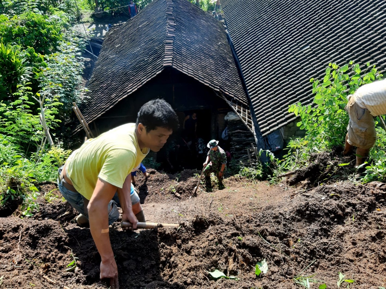 TNI bersama Warga Membantu Membersihan Rumah Bapak Tukiren , Kamis (17/03/22), (V24/Madli)