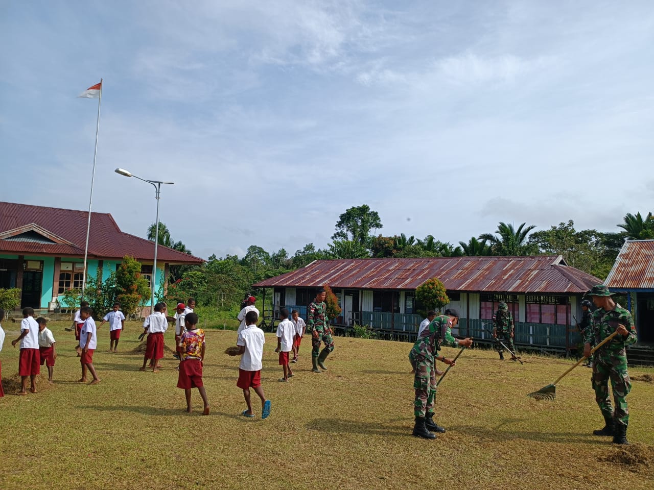 TNI Bersama Murid SD Melakukan Kerjasama, Kamis (17/03/2022), (V24/AL)