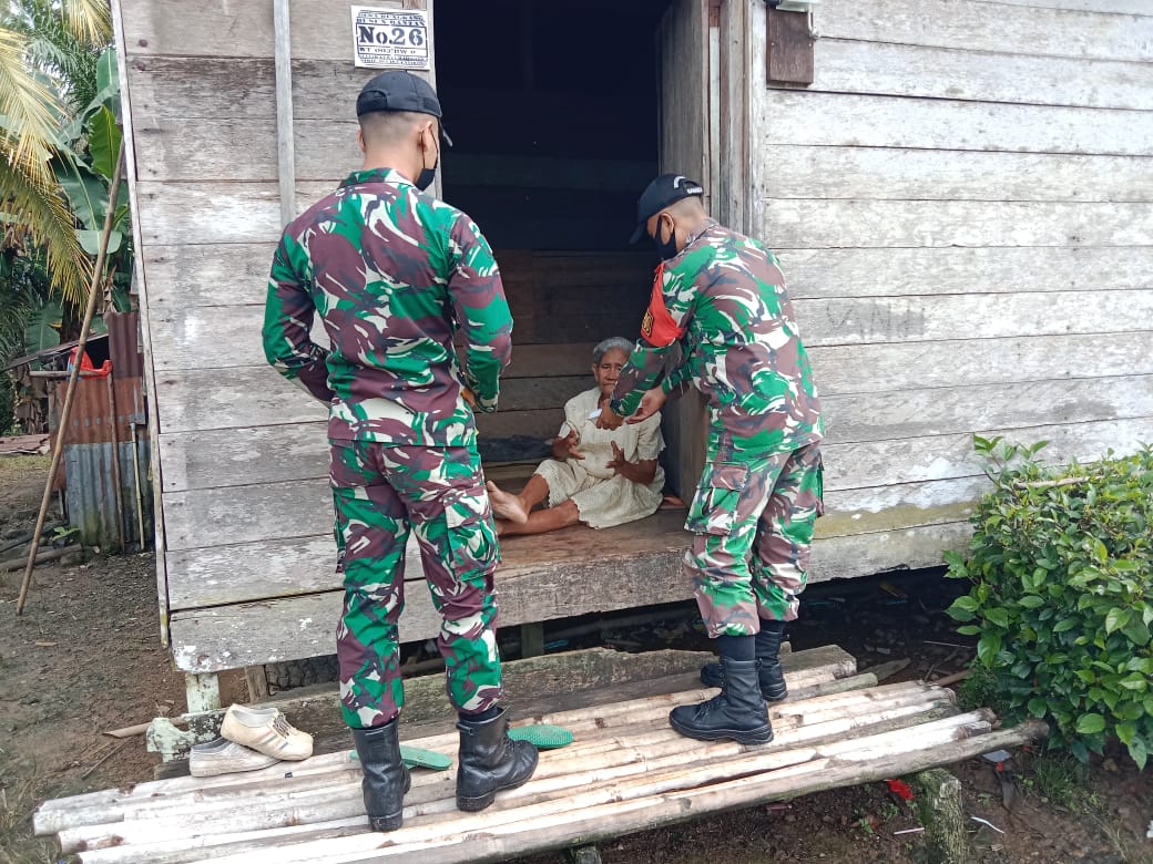 TNI Menjenguk Rumah Warga Perbatasan dan Membrikan bantuan, Jumat (18/03/2022), (V24/AL)