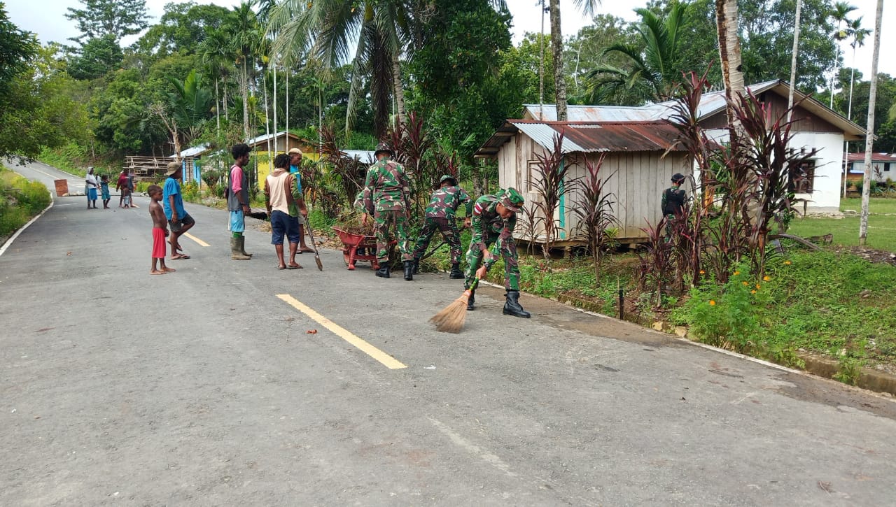 Jalan Kampung Umuaf Dibersihkan Oleh Warga dan Satga, Sabtu (19/03/2022), (V24/AL)