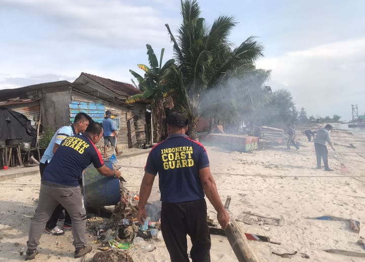 Coast Guard Indonesia Membersihkan Persisir Pantai, Sabtu (19/03/2022), (V24/AL)