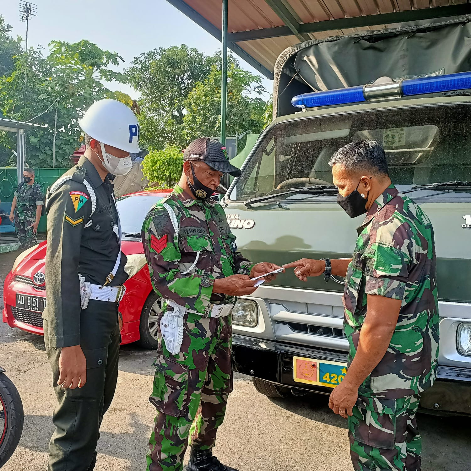 TNI Sedang Melakukan Razia Kendaraan Personel, Senin (21/03/2022), (V24/Rudi)