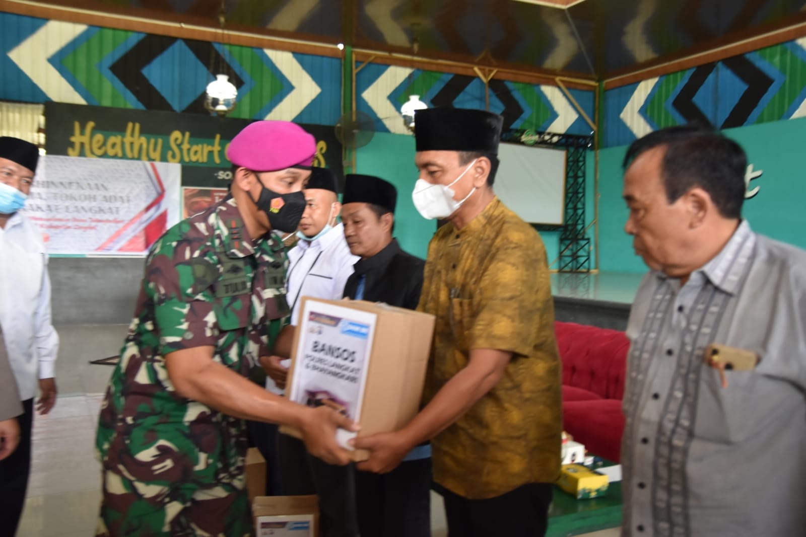 Bukan Sekedar Silaturahmi, TNI juga Memberikan Bansos, Selasa (22/03/2022), (V24/AL)