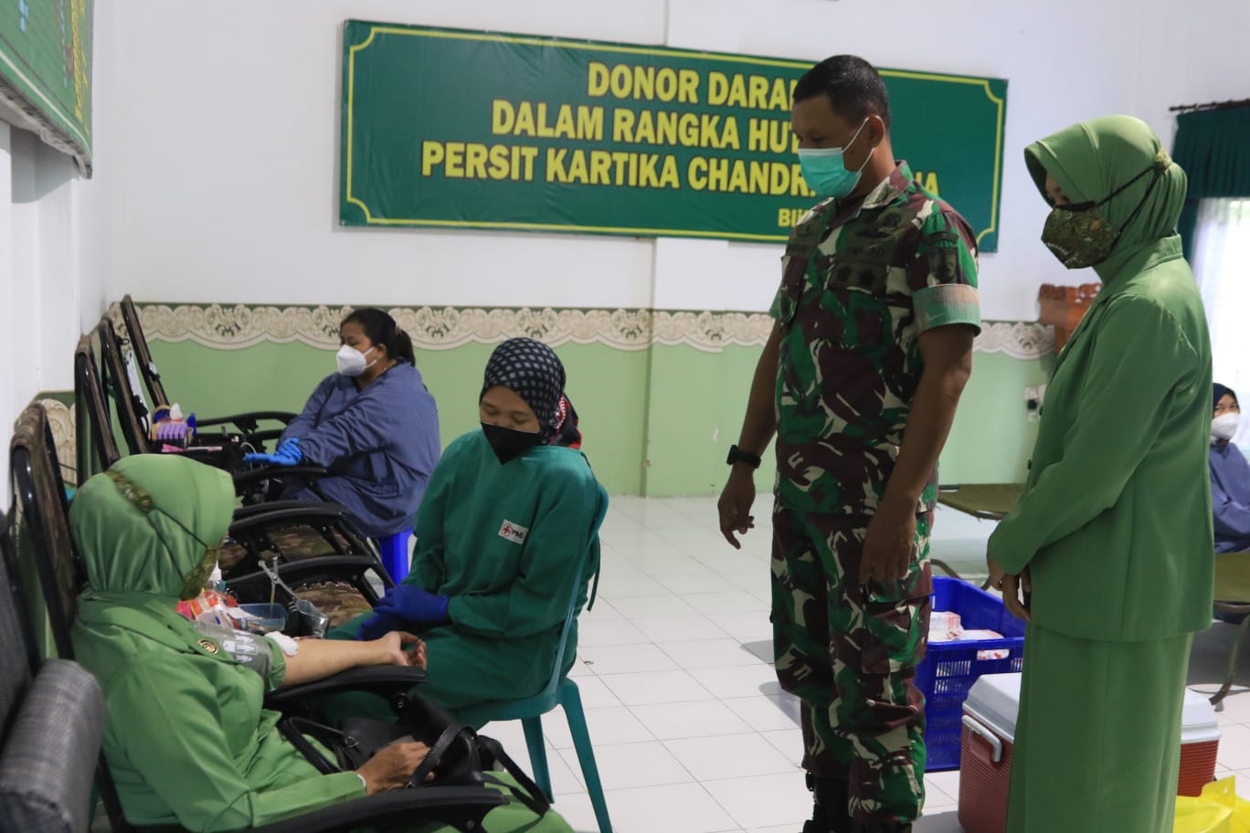 Ibu Persit Mendonorkan Darahnya Kepada yang Membutuhkan, Rabu (23/03/2022), (V24/Madli)