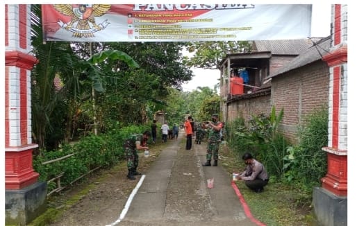 Masyarakat dan Babinsa Sedang Membersihkan Kampung dan Jalan, Kamis (24/03/2022), (V24/Amir)