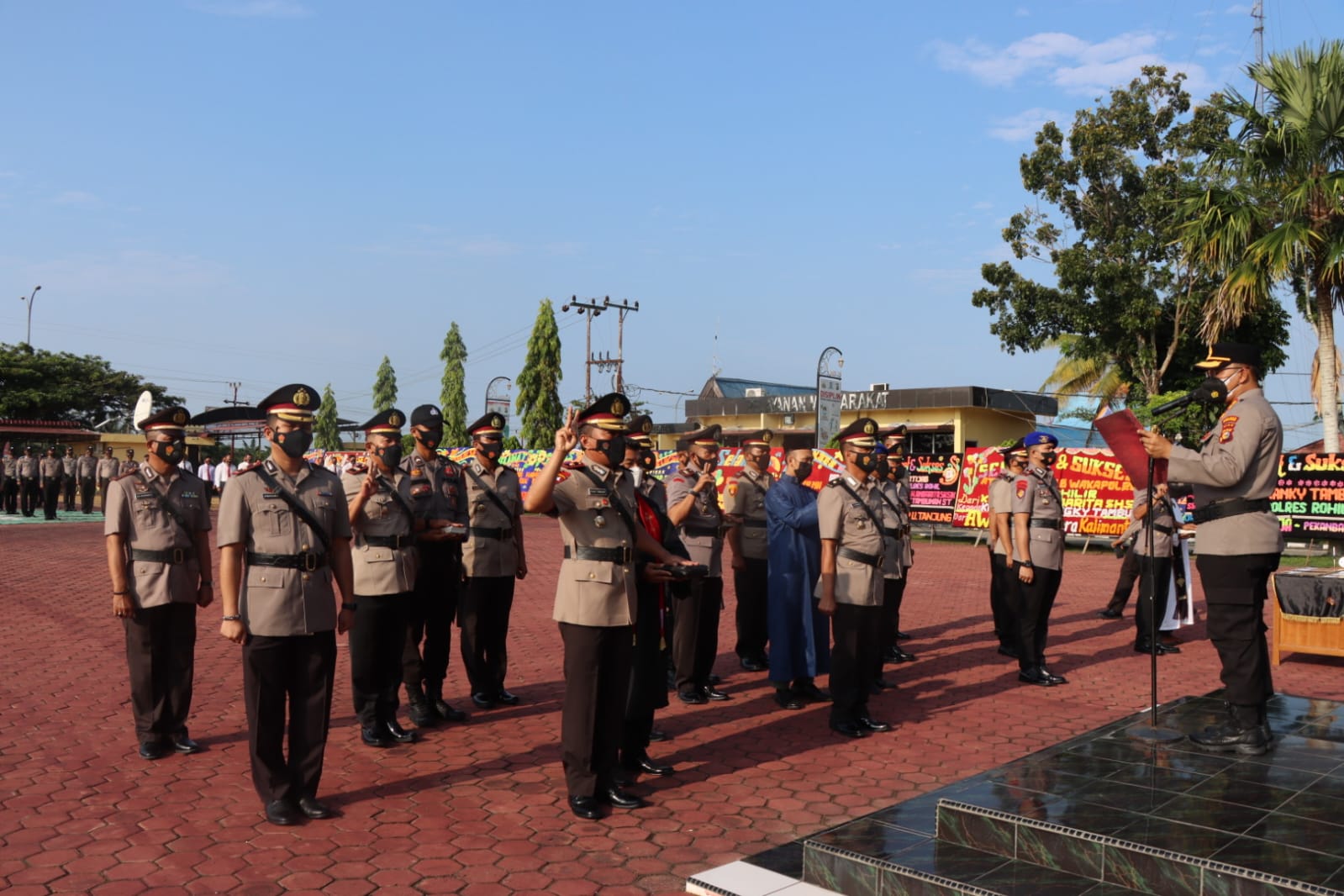 Polri Berbaris di Lapangan yang Panas, Kamis (24/03/22), (V24/Reza)