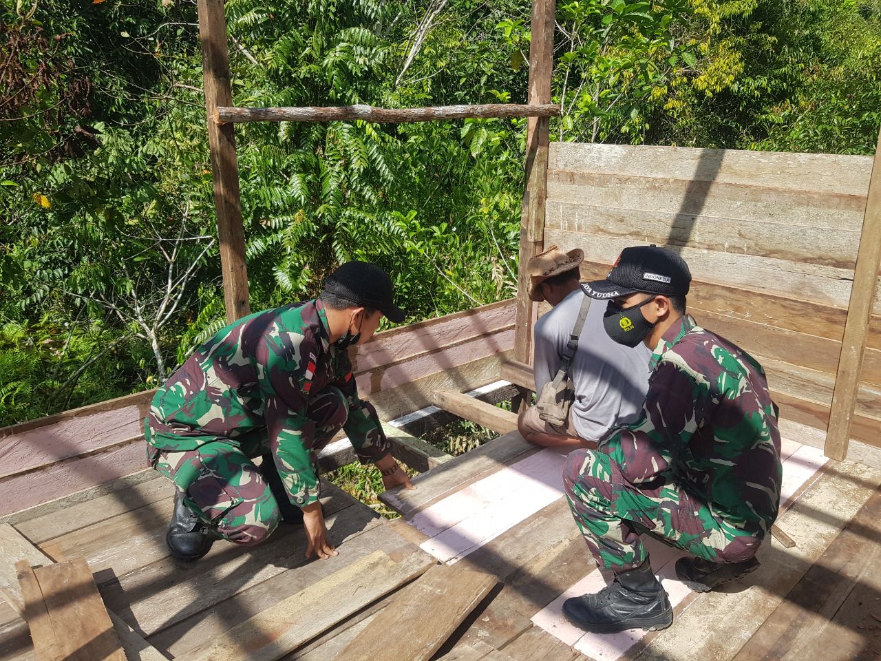 Satgas Membantu Warga Perbatasan Membangun Rumah, Sabtu (26/03/2022), (V24/AL)