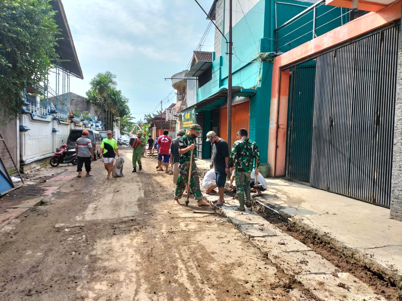 Koramil 03/Serengan Mengajak Warga Untuk Bersih-Bersih, Minggu (27/03/2022), (V24/AL)