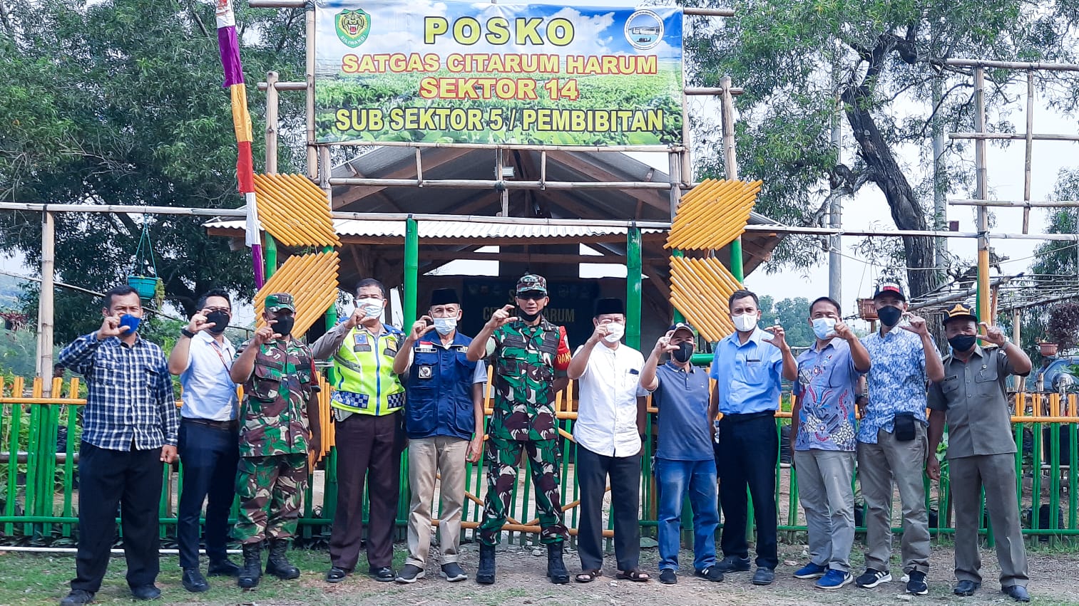 Peresmian Mushola Citarum Harum Diakhiri Dengan Foto Bersama, Minggu (27/03/2022), (V24/AL)