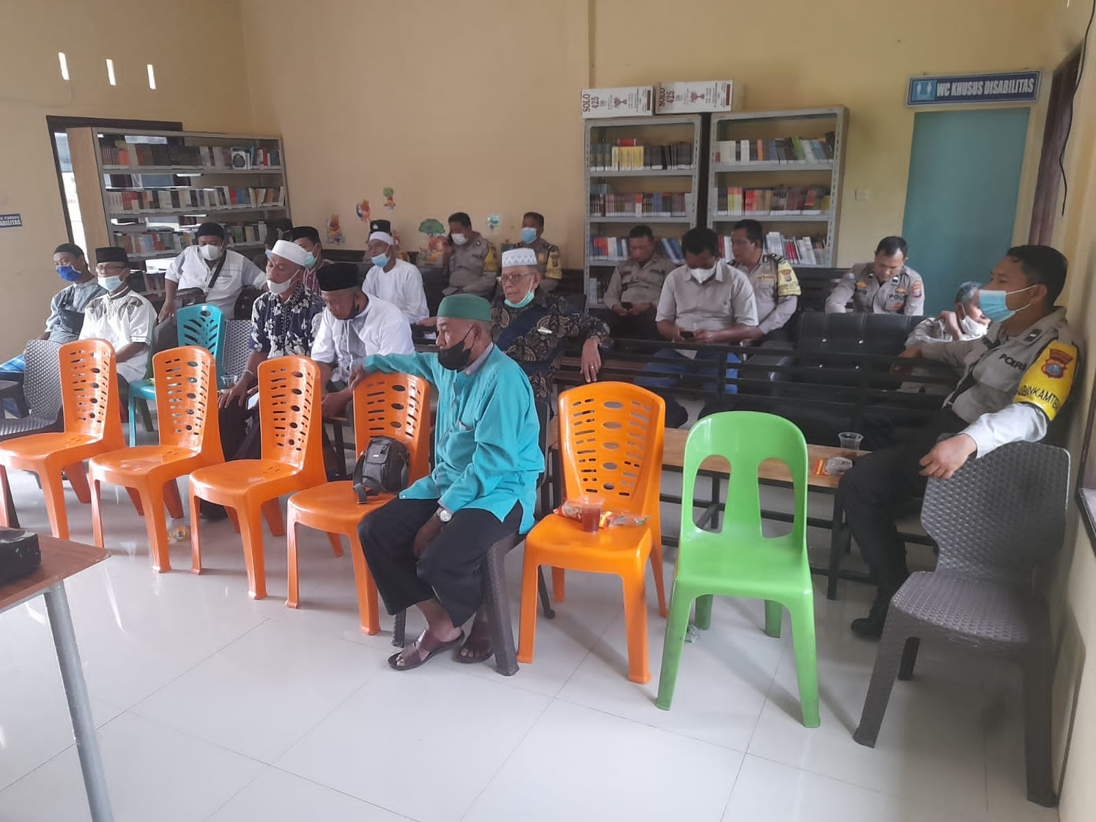 Warga dan BKM Bersama Polres Sedang Rapat Sambil Duduk, Senin (27/03/2022), (V24/AL)