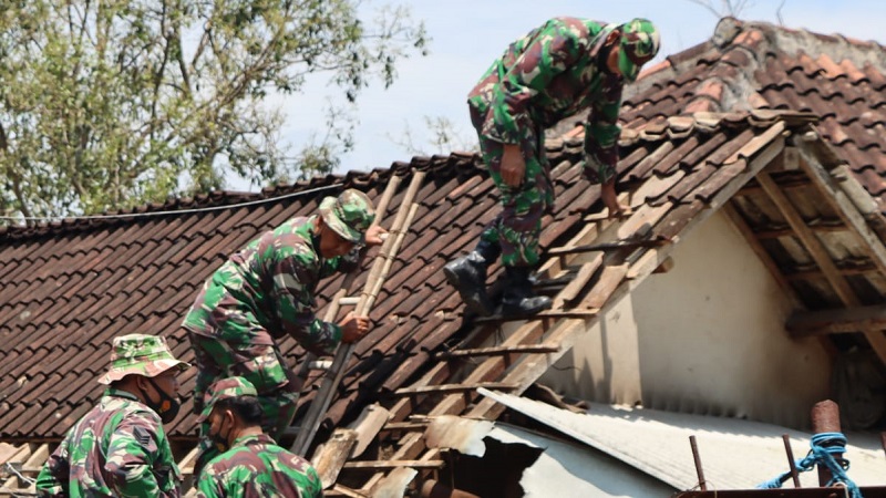 Satgas Membantu Memperbaiki Rumah Warga, Selasa (29/03/2022), (V24/Madli)