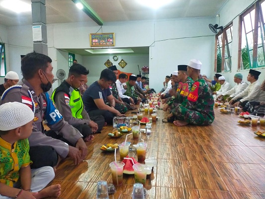 Anggota Satgas Yonif 144/JY bersinergi melaksanakan buka puasa bersama polri dan Wakil bupati dilanjutkan sholat tarawih berjamaah di Masjid Al Mujahidin