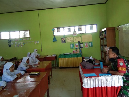 Babinsa 07/Jlk Juga Aktif dalam Pembentukan Karakter Anak SD