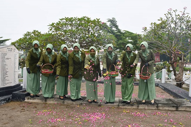 Ibu Persit Menabur Bunga di Makam Pahlawan, Jumat (01/04/2022), (V24/AL)