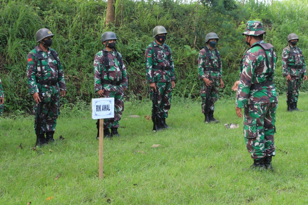 TNI Latihan Menembak Senjata Ringan Mengunakan Senjata Ringan, Rabu (30/03/2022), (V24/Madli)