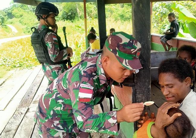 Satgas Memberi Pengobatan Untuk Anak Bayi, Senin (04/04/2022), (V24/AL)