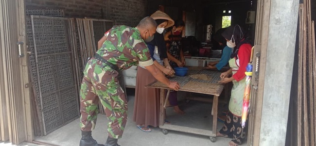 Kerupuk Merupakan Makanan Ringan yang Lezat, Selasa (05/04/2022), (V24/Rudi)