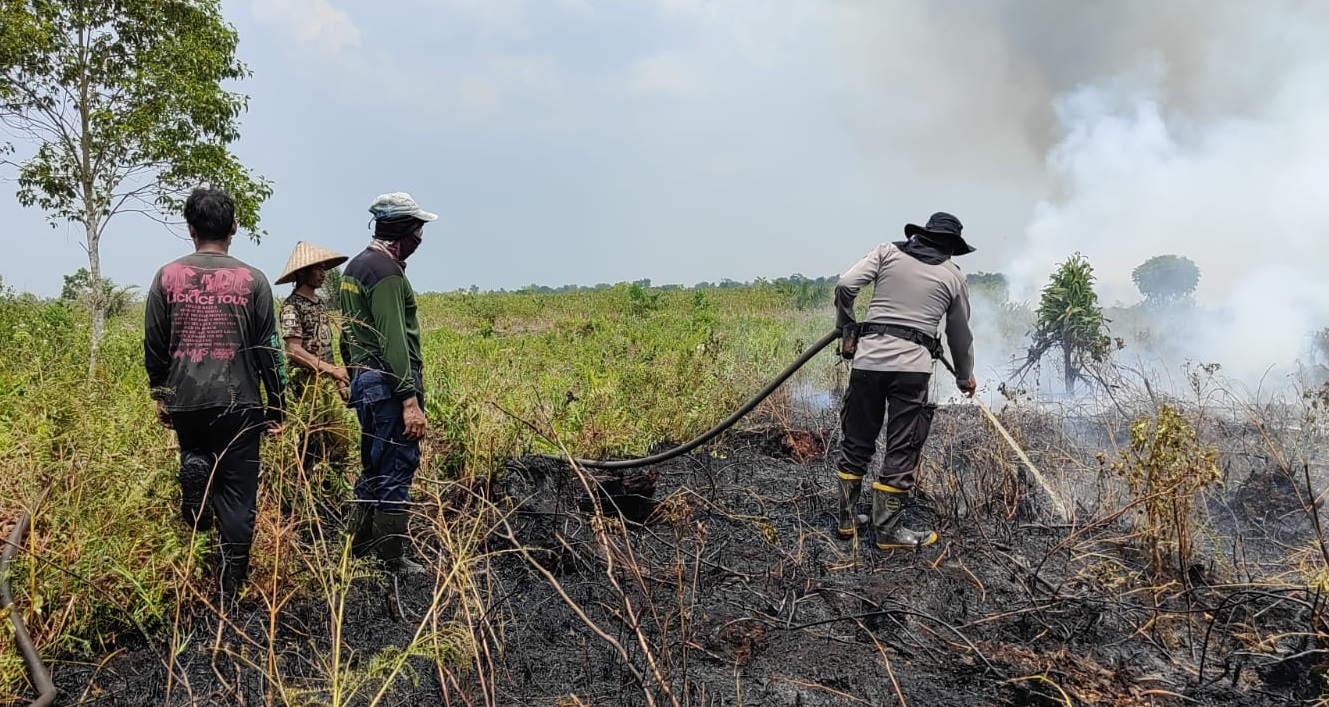 Lahan Warga Terbakar dan Satgas Berupaya Memadamkannya, Selasa (05/04/2022), (V24/Dedi)