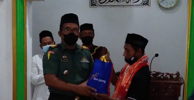 Kapten Cpm Sayana Memberikan Bingkisan dan Shalat Tarawih, Rabu (06/04/2022), (V24/Amir)