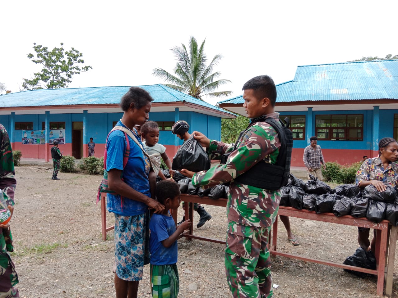 Satgas Membagikan Sembako Kepada Masyarakat, Jumat (08/04/2022), (V24/AL)