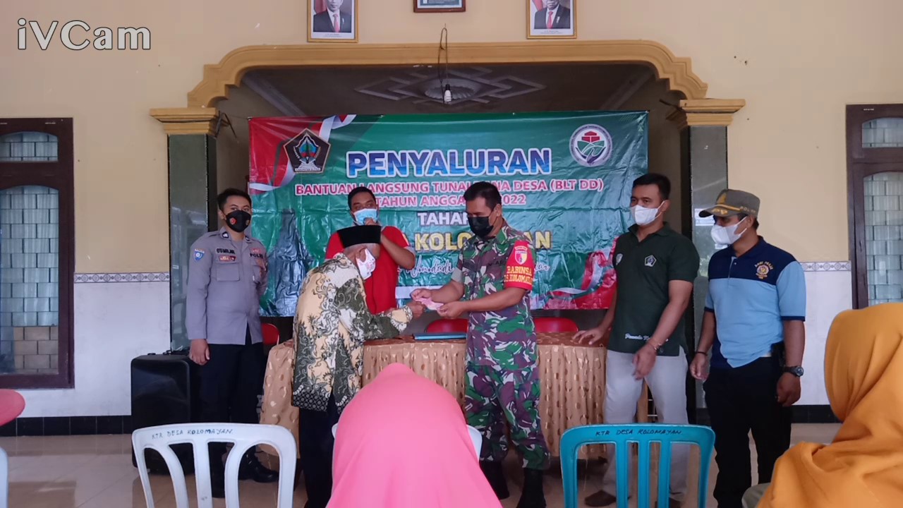 Sejumlah Keluarga Mendapatkan Bantuan Dana Desa, Jumat (08/04/2022), (Foto: V24/Madli)