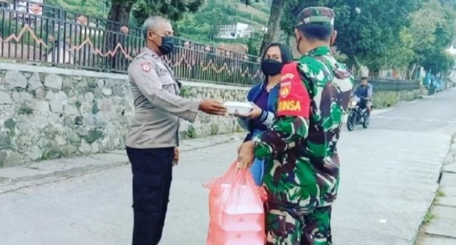 Koramil Membagikan Takjil Gratis Kepada Pengguna Jalan yang Melintas, Sabtu (09/04/2022), (Foto: V24/Rudi)