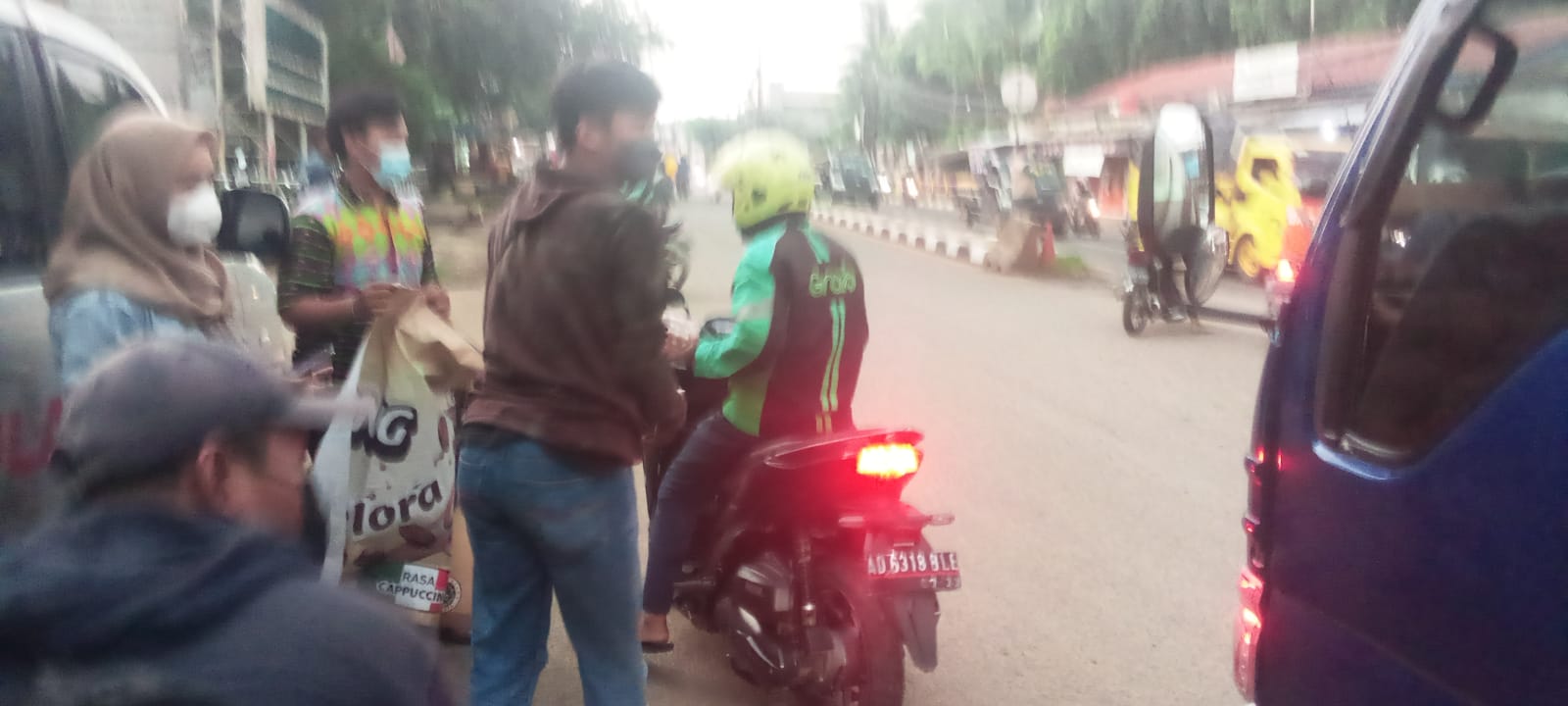 Berbagai Sukarelawan Berbagi Takjil Kepada Pengendara, Minggu (10/04/2022), (Foto: V24/AL)