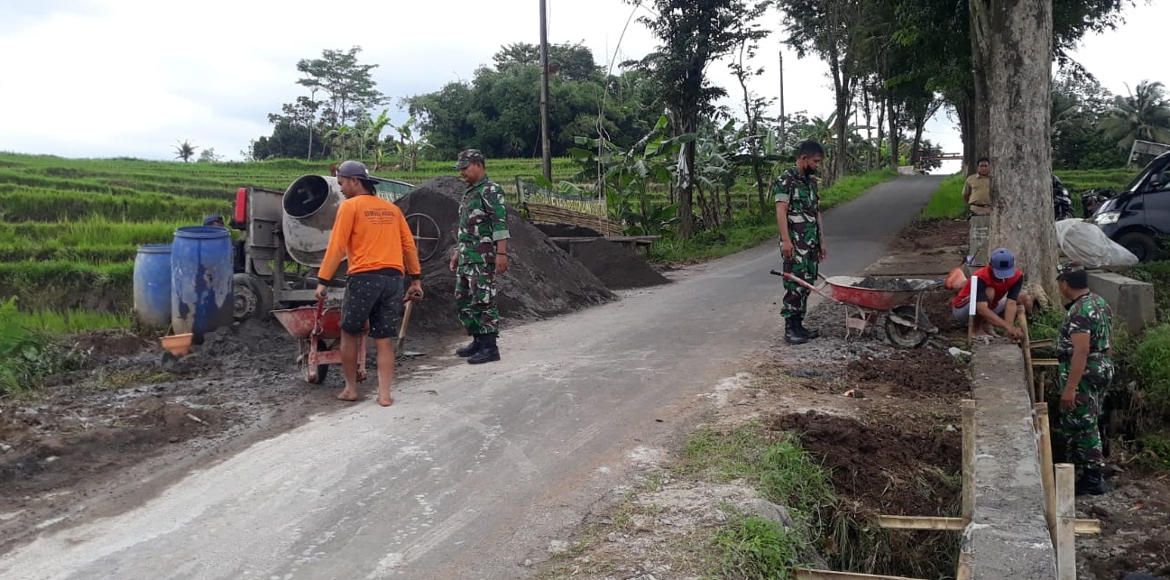 Babinsa Bersama Warga Bersatu Membangun Jalan, Selasa (11/04/2022), (Foto: V24/Rudi)