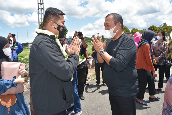 Danrem 023/Ks Baru Bersama Istri di Bandara Pinangsori