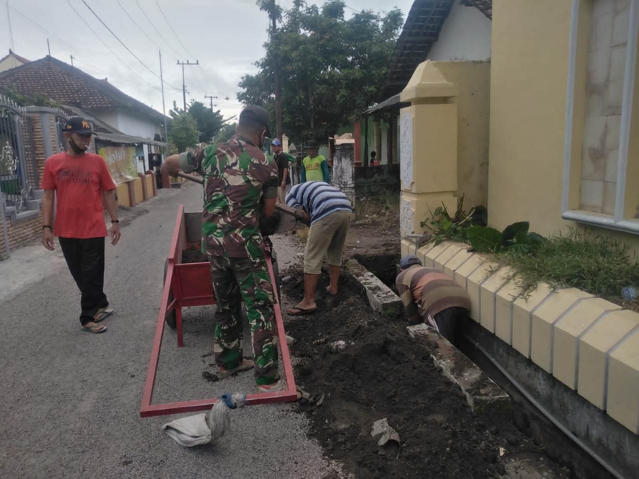 Babinsa Bersama Warga Sedang Kerja Bakti, Senin (11/04/2022), (Foto: V24/Madli)