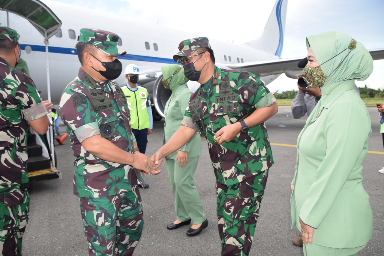 Kasad Disambut Dengan Hangat di Bandara Mopah, Senin (11/04/2022), (Foto: V24/AL)