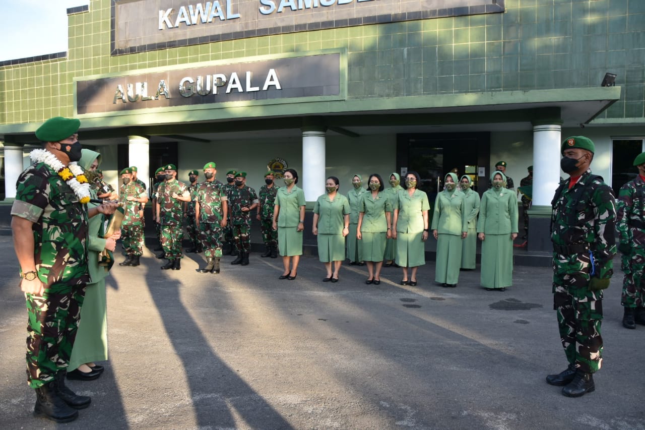 Acara Tradisi Penyambutan Danrem Merupakan Rangkaian Kegiatan Dari Serah Terima Jabatan, Selasa (12/04/2022), (Foto: V24/AL)