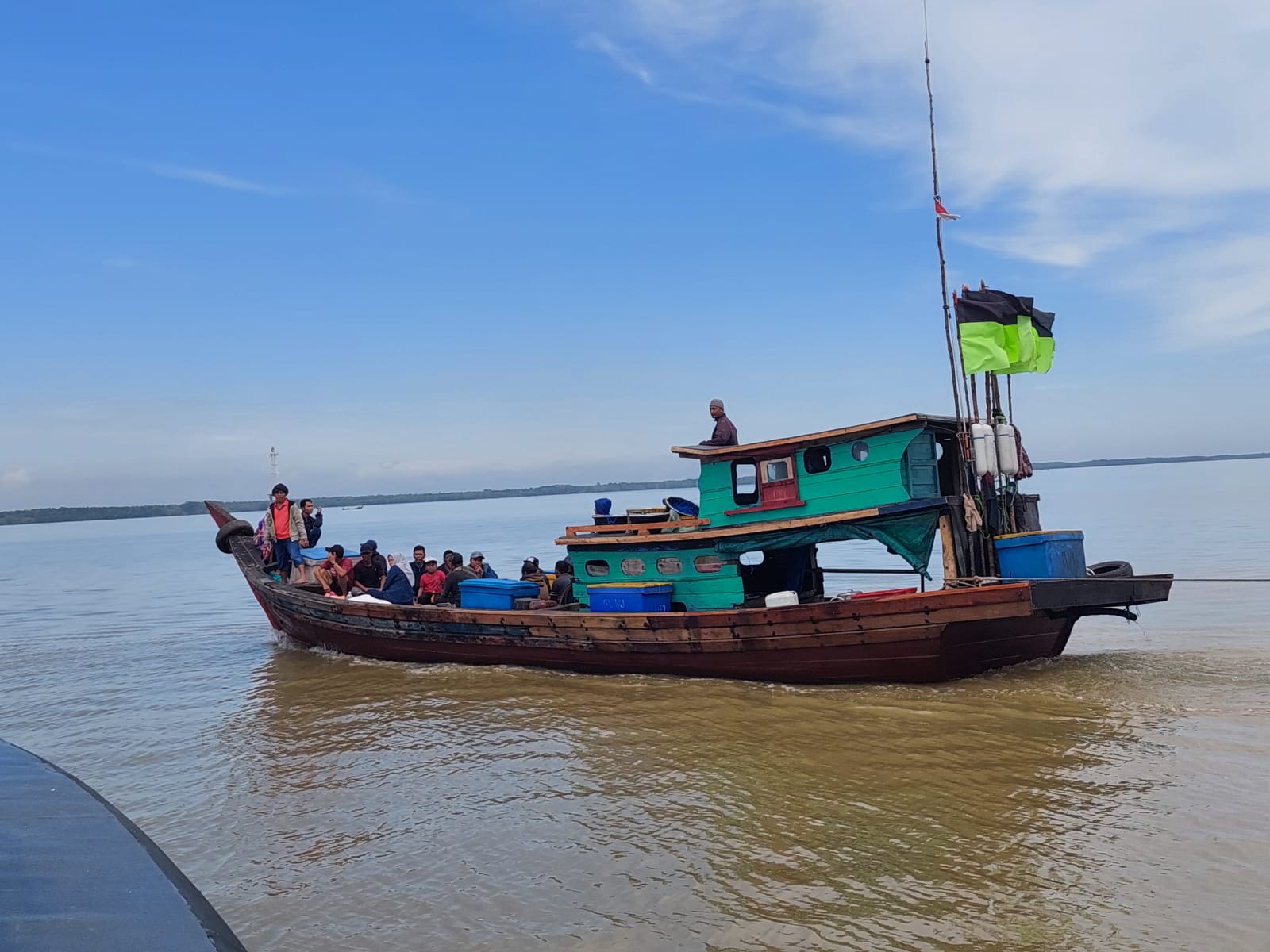 Kapal Tersebut Terdiri dari 11 Orang PMI/TKI Ilegal dan 4 Orang ABK, Minggu (10/04/2022), (Foto: V24/M.anwar)