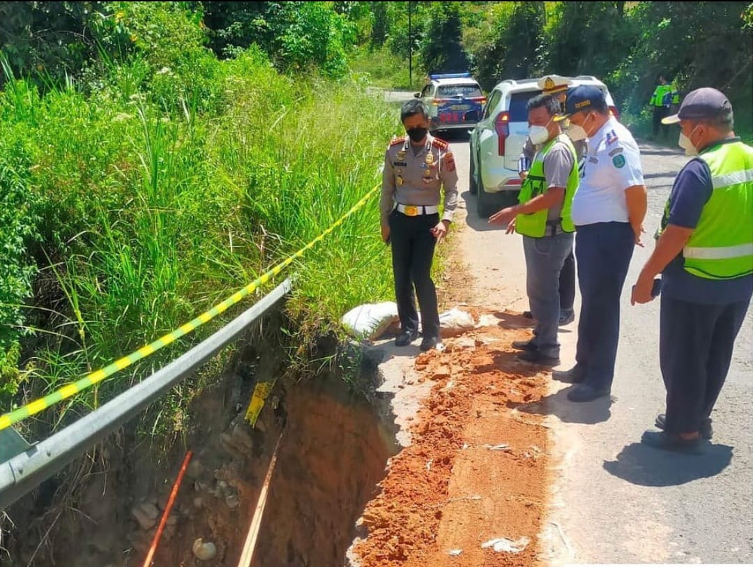 Agar Pengemudi Jalan Selamat, Polres Melakukan Survey Layak Jalan, Kamis (14/04/2022), (Foto: V24/AL)