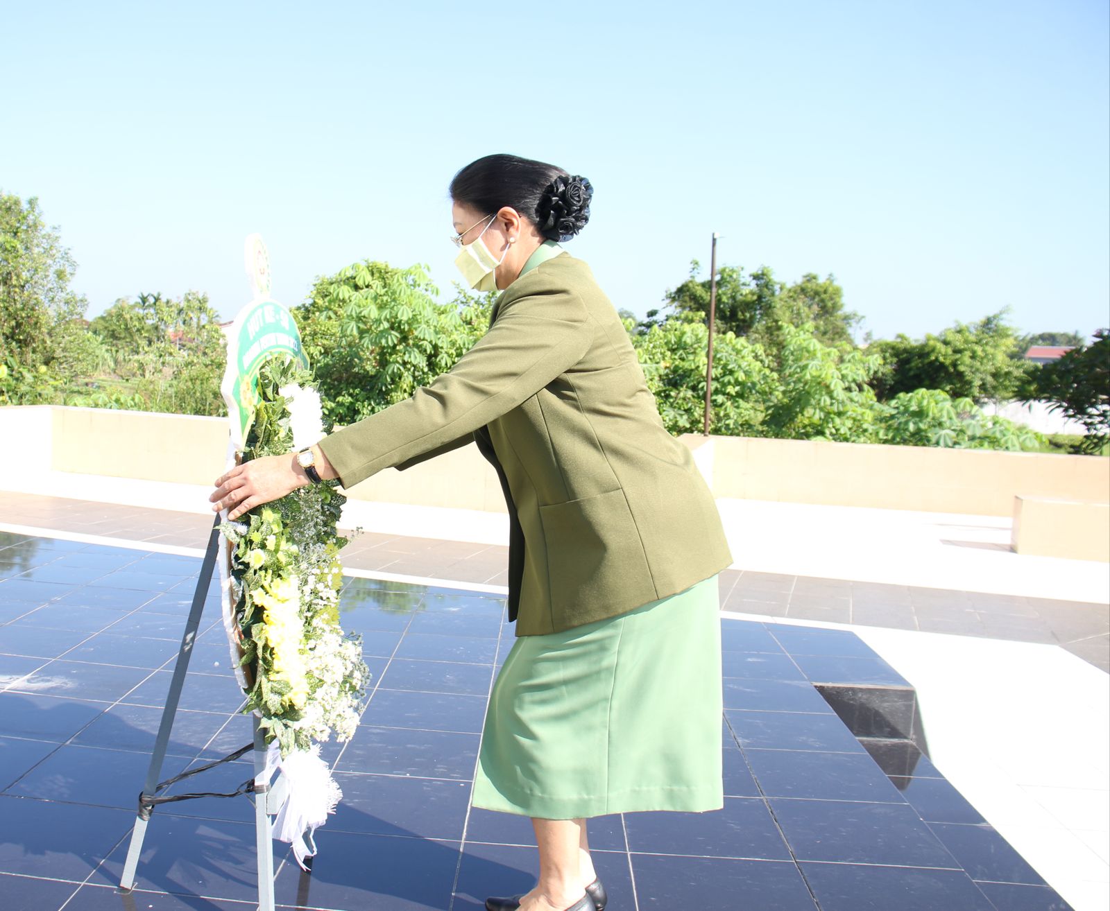 Ny. Helly Sulaiman Agusto Memberikan Bunga Kepada Makam Pahlawan, Kamis (14/04/2022), (Foto: V24/Dedi)