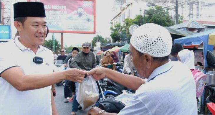 Berbagi Takjil Bersama Warga Sebenarnya Kegiatan yang Menyenangkan, Rabu (13/04/2022), (Foto: V24/AL)