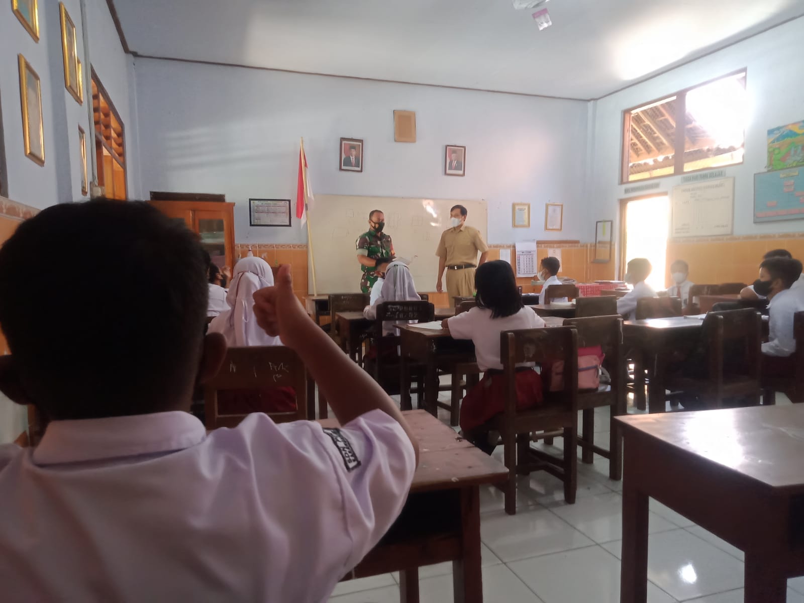 Babinsa Mengajarkan Wawasan Kebangsaan di Sekolah Dasar, Rabu (13/04/2022), (Foto: V24/Amir)