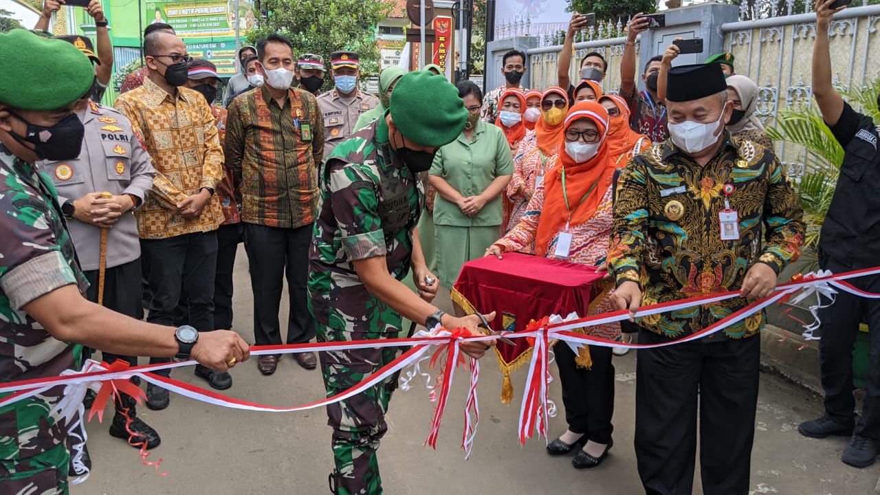 Pita Peresmian Kampung Pancasila Dipotong Menggunakan Gunting, Kamis (14/04/2022), (Foto: V24/AL)