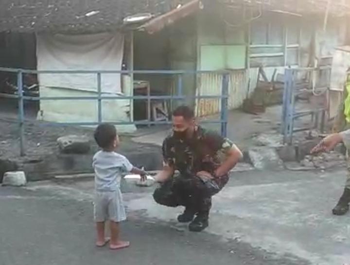 Berbagi Takjil Kepada Anak Kecil Memang Membuat Hati Lapang, Jumat (15/04/2022), (Foto: V24/AL)