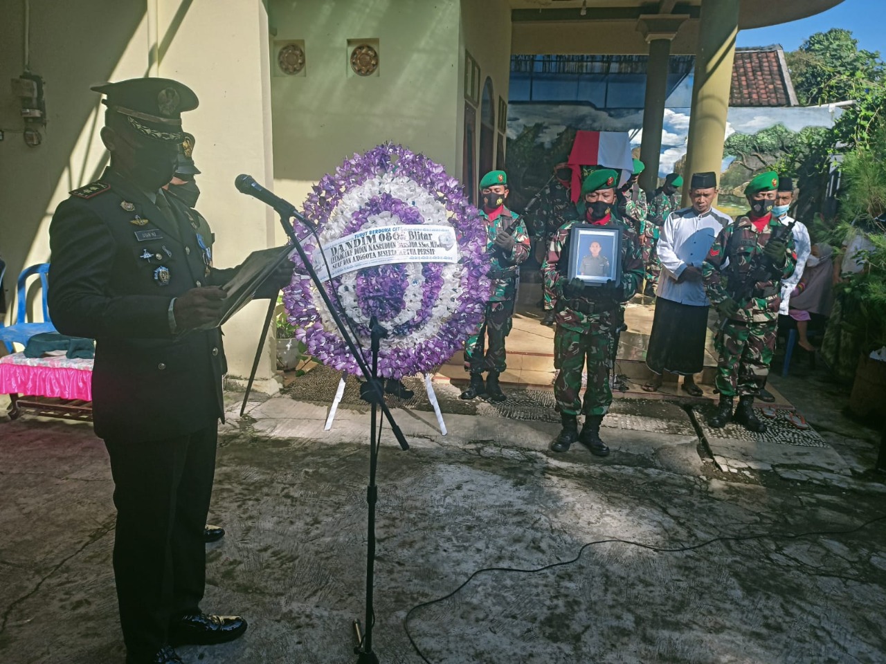 Prosesi Upacara Pemakaman Secara Militer Bertempat di Pemakaman Keluarga Dsn.Kembangan, Minggu (17/04/2022), (Foto: V24/Madli)