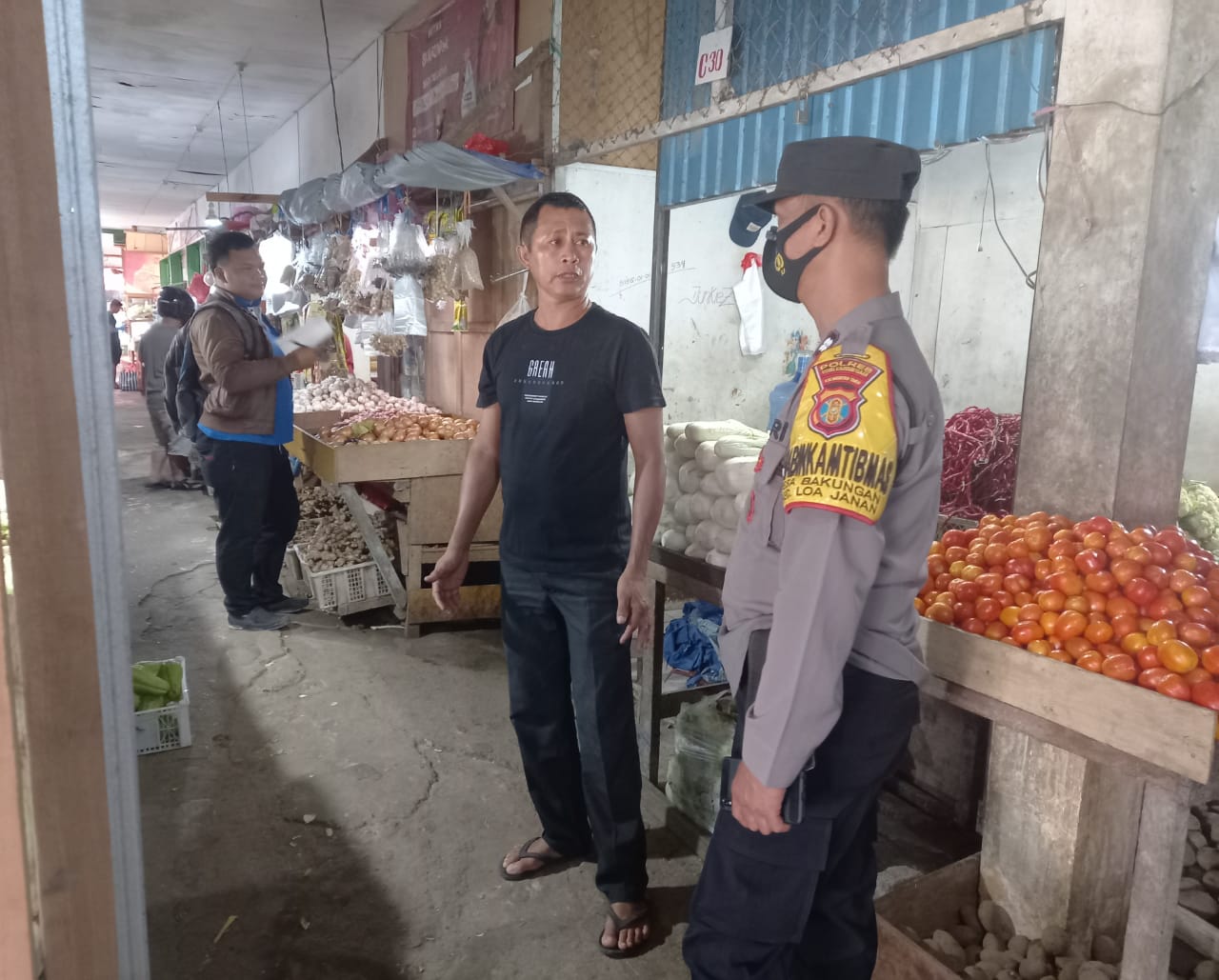 Kegiatan Pemantauan Sekaligus Pengecekan Minyak Goreng Terkait Antisipasinya Kelangkaan Minyak, Minggu (17/04/2022), (Foto: V24/AL)