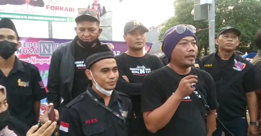 Pimpinan Redaksi Independen Nusantara Samsuri yang Didampingi Pimpinan Perusahaan Alef Fatulloh, Senin (18/04/2022), (Foto: V24/AL)