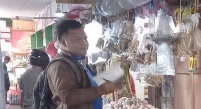 Polsek Melakukan Pengecekan Bahan Pokok di Sejumlah Pasar, Minggu (17/04/2022), (Foto: V24/AL)