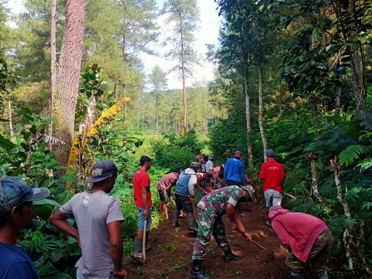 Pelaksanaan Kerja Bakti dengan Sasaran Pelebaran Jalan ini Sangat Tepat Sekali, Selasa (19/04/2022), (Foto: V24/Madli)