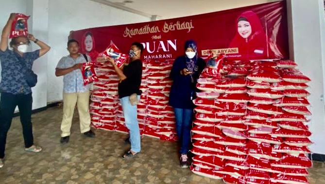 Puan Menitipkan 2000 Paket Beras yang di Bagikan Di Puluhan Titik, Rabu (20/04/2022), (Foto: V24/AL)