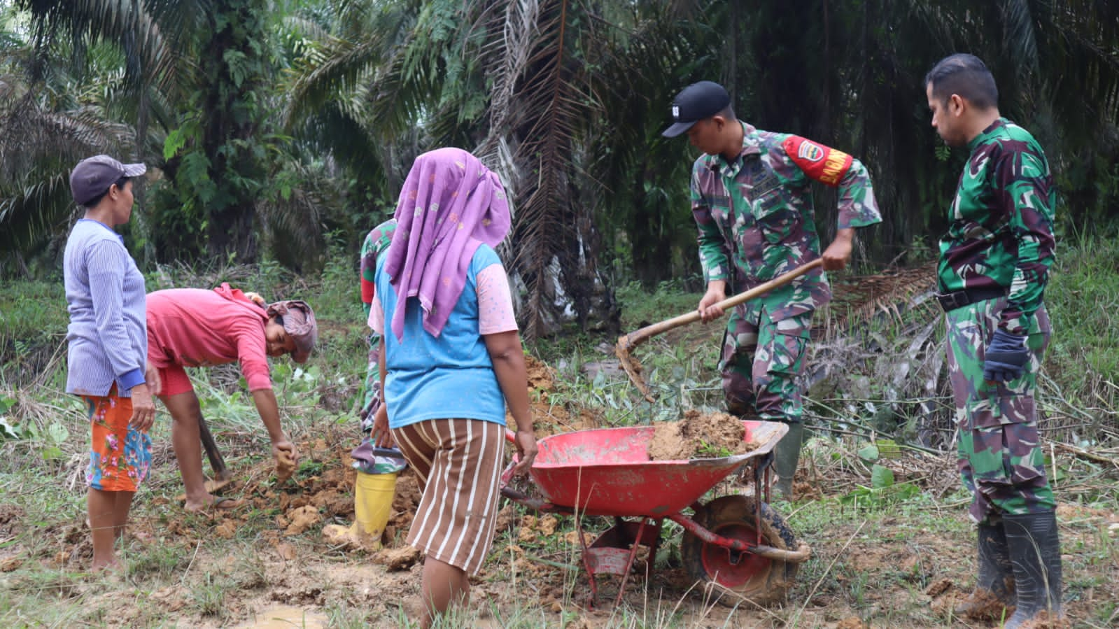 Pelaksanaan TMMD Kodim Bengkalis Tersebut dengan Sasaran Penghubung, Kamis (21/04/2022), (Foto: V24/AL)